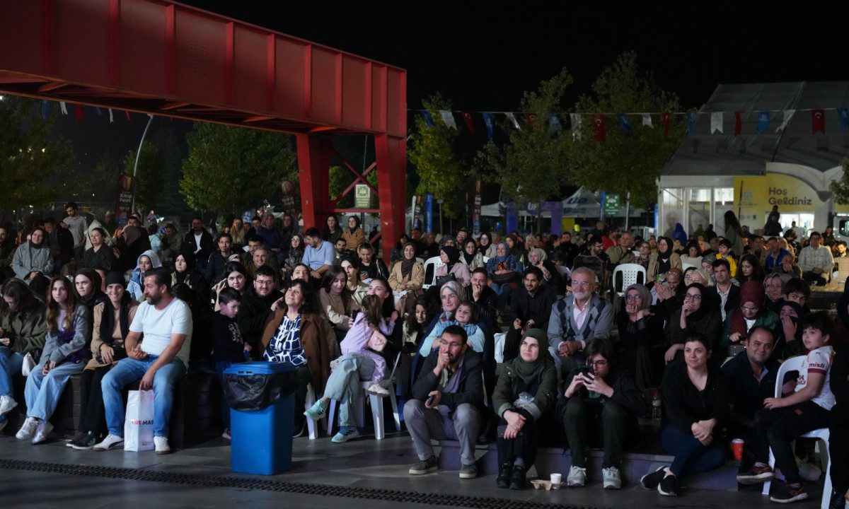 Salon doldu, vatandaşlar dışarıya taştı