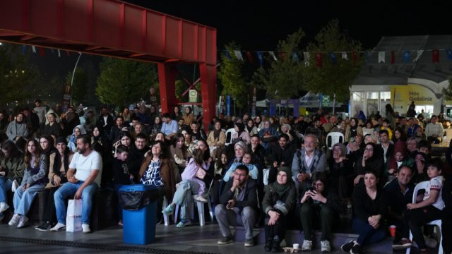 Salon doldu, vatandaşlar dışarıya taştı