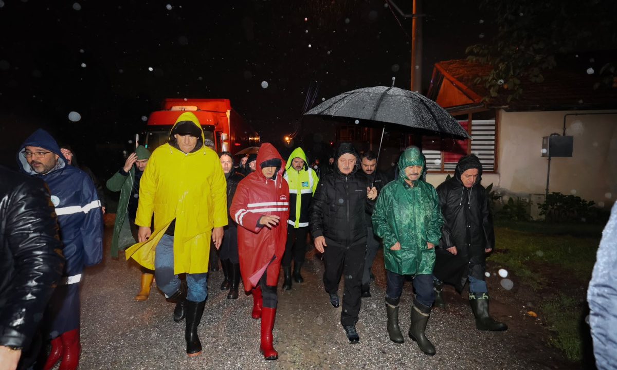 Saat 23.30, Vali Aktaş ve Başkan Büyükakın sahada