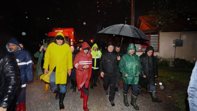 Saat 23.30, Vali Aktaş ve Başkan Büyükakın sahada