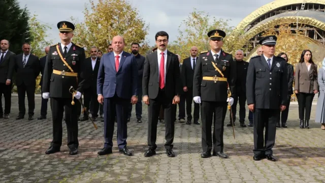 Ferizli’de Türkiye Cumhuriyeti’nin kuruluşunun 103. yılı kutlamaları çelenk sunma töreni ile başladı