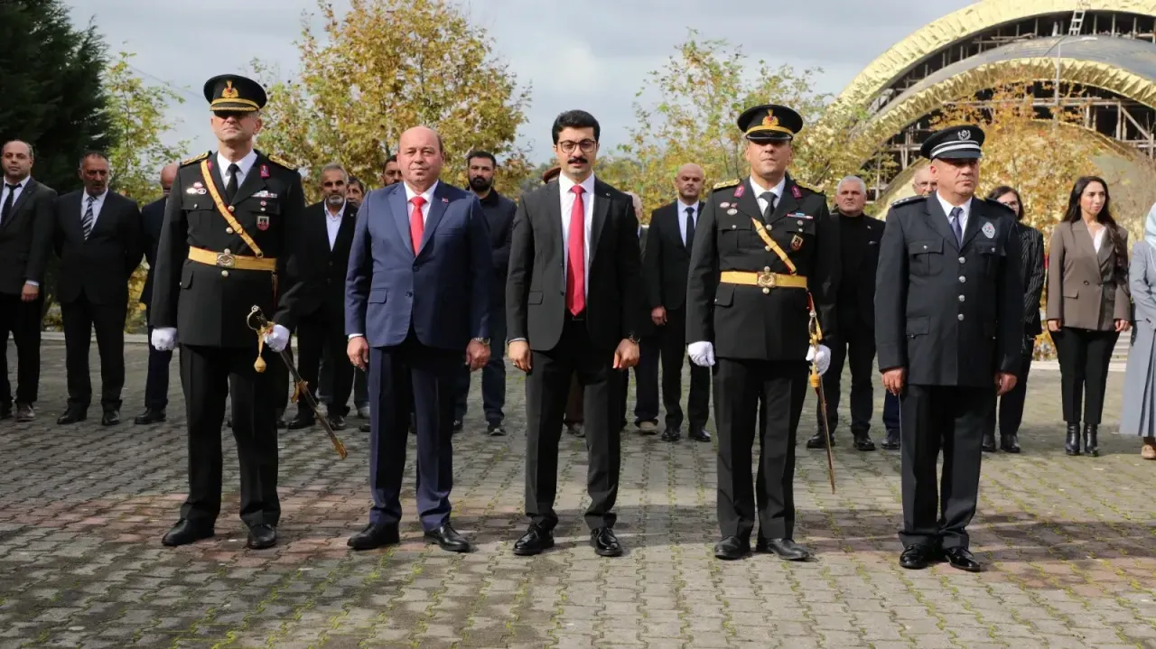 Ferizli’de Türkiye Cumhuriyeti’nin kuruluşunun 103. yılı kutlamaları çelenk sunma töreni ile başladı