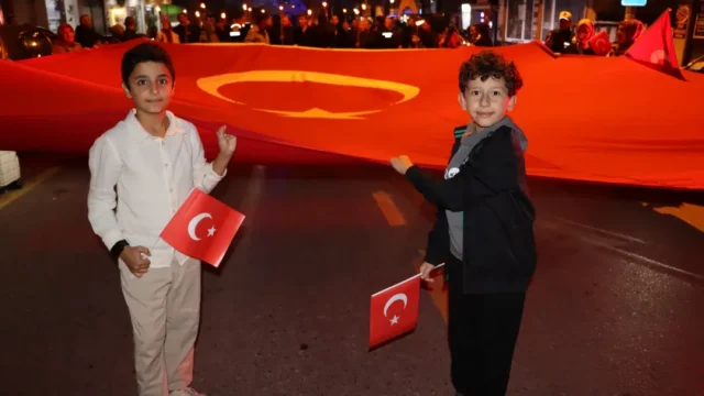 Ferizli’de Cumhuriyet coşkusu! 103. yıl dönümünde kortej yürüyüşü düzenlendi