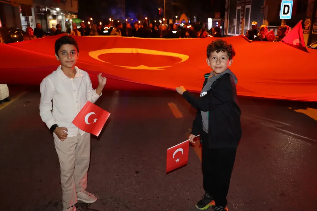 Ferizli’de Cumhuriyet coşkusu! 103. yıl dönümünde kortej yürüyüşü düzenlendi