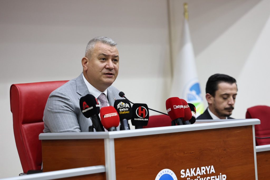 Büyükşehir Meclisi’nde tarihi karar: 153 kırmızı dolmuş taksiye dönüşüyor