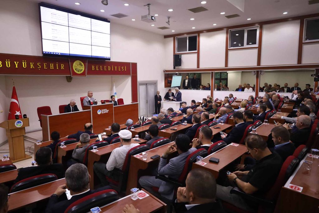 Büyükşehir Meclisi’nde tarihi karar: 153 kırmızı dolmuş taksiye dönüşüyor