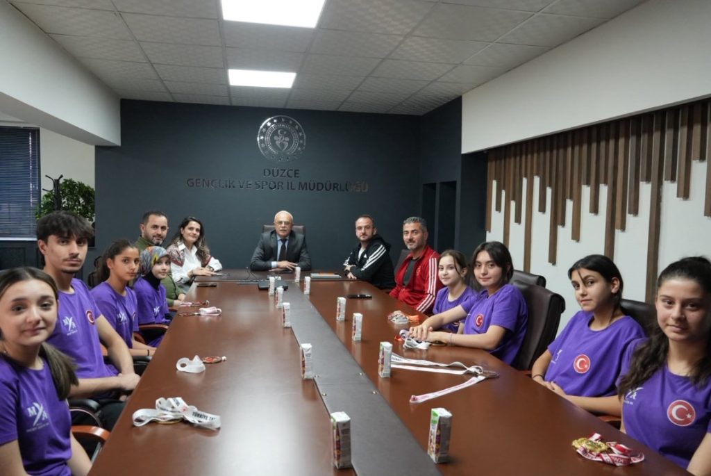 antrenor-hakan-sengonul-ve-genc-sporculardan-il-mudurlugune-ziyaret-1-012927