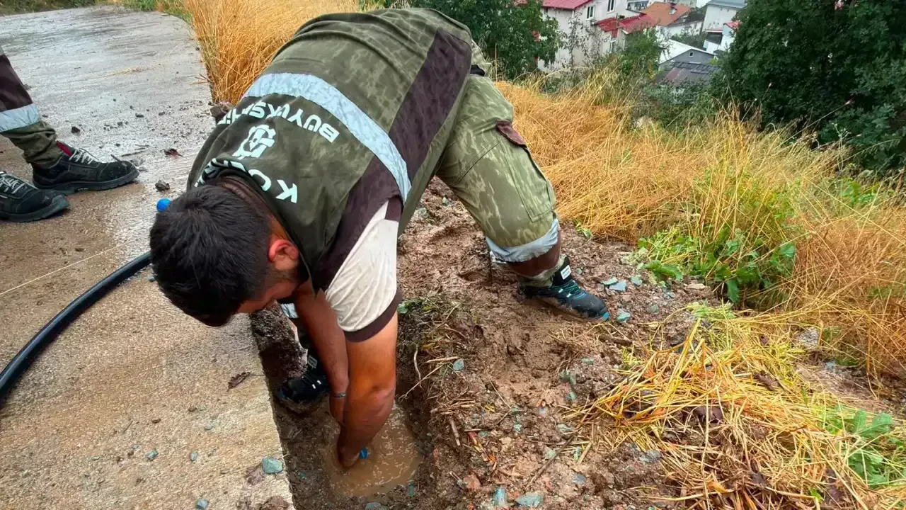 Büyükşehir, mezarlıklarda çalışma yapıyor