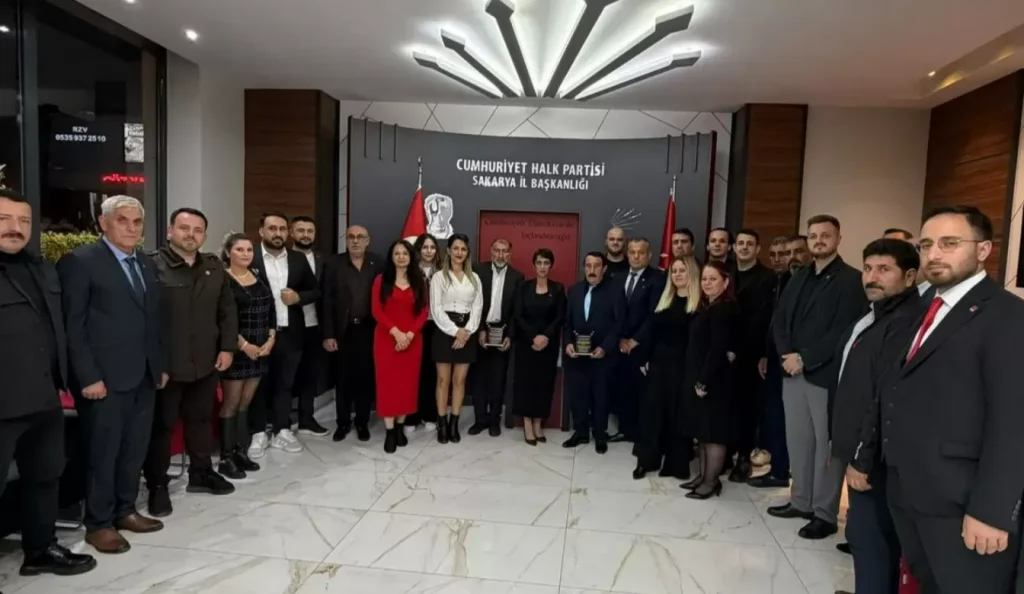CHP Sakarya’dan 30 yıllık parti emekçilerine 103. yıl onur plaketi
