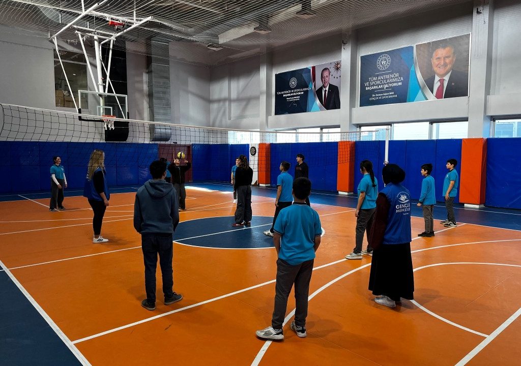 Düzce Gençlik Merkezi’nde öğrenci buluşmaları sürüyor! Pakmaya da katıldı