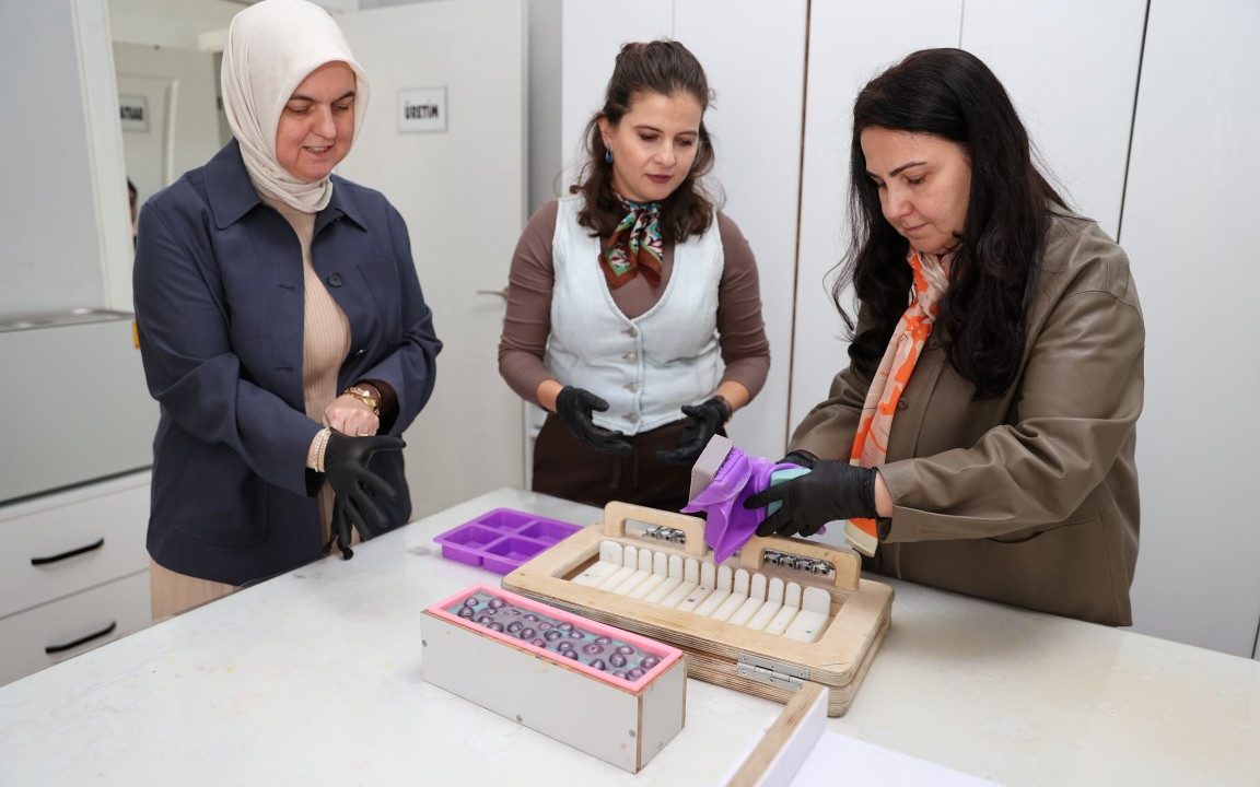 Düzce’de bitkileri kozmetiğe dönüştürüyor! Elif Makas’tan kadın girişimciye ziyaret