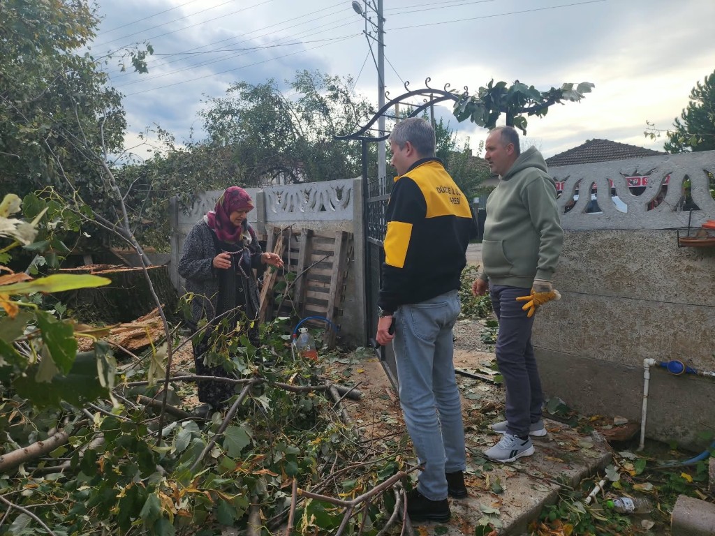 duzcede-evin-uzerine-devrilen-agac-ekiplerce-kaldirildi-6-112022