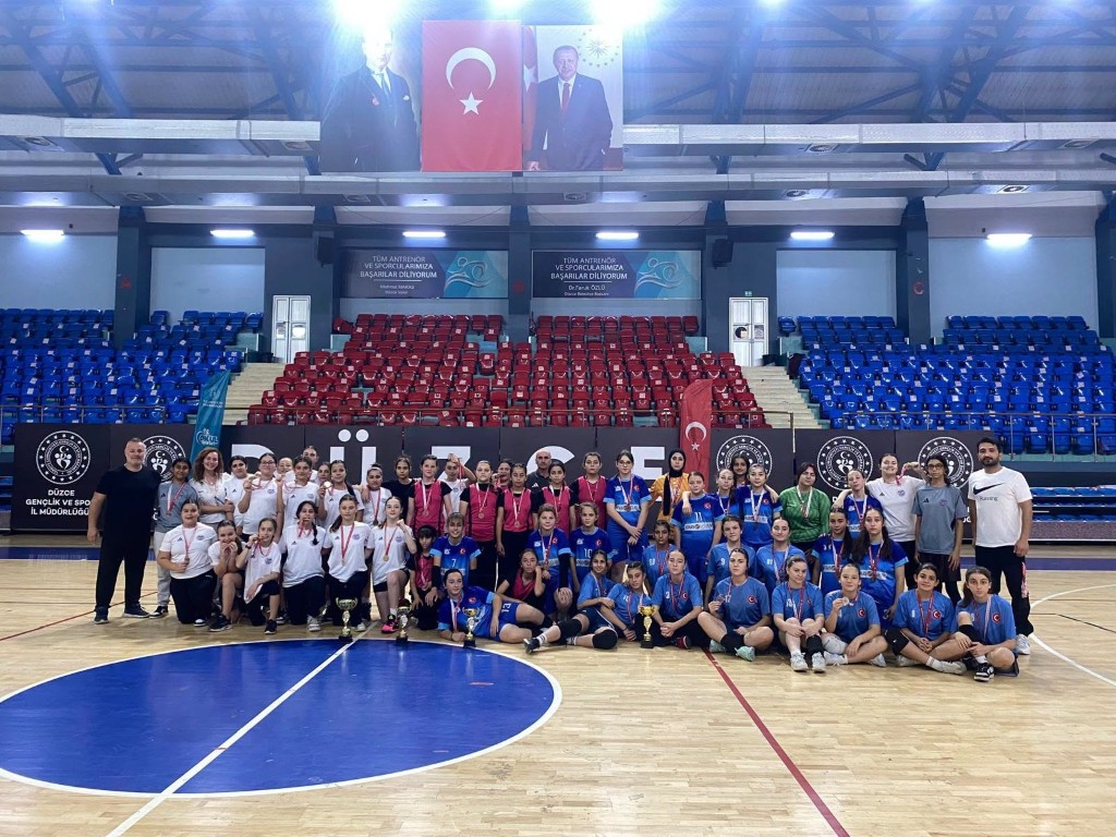 duzcede-hentbol-sampiyonlari-belli-oldu-170-sporcu-11-takim-yaristi-1-070037