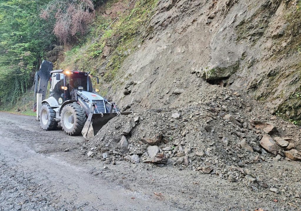 Düzce’de heyelan yolu kapattı! Ekipler yeniden açtı