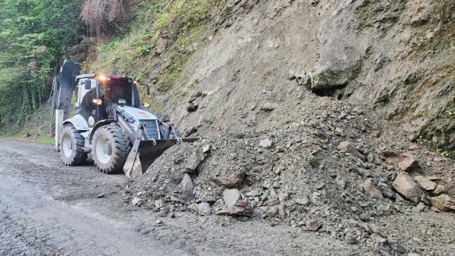 Düzce’de heyelan yolu kapattı! Ekipler yeniden açtı