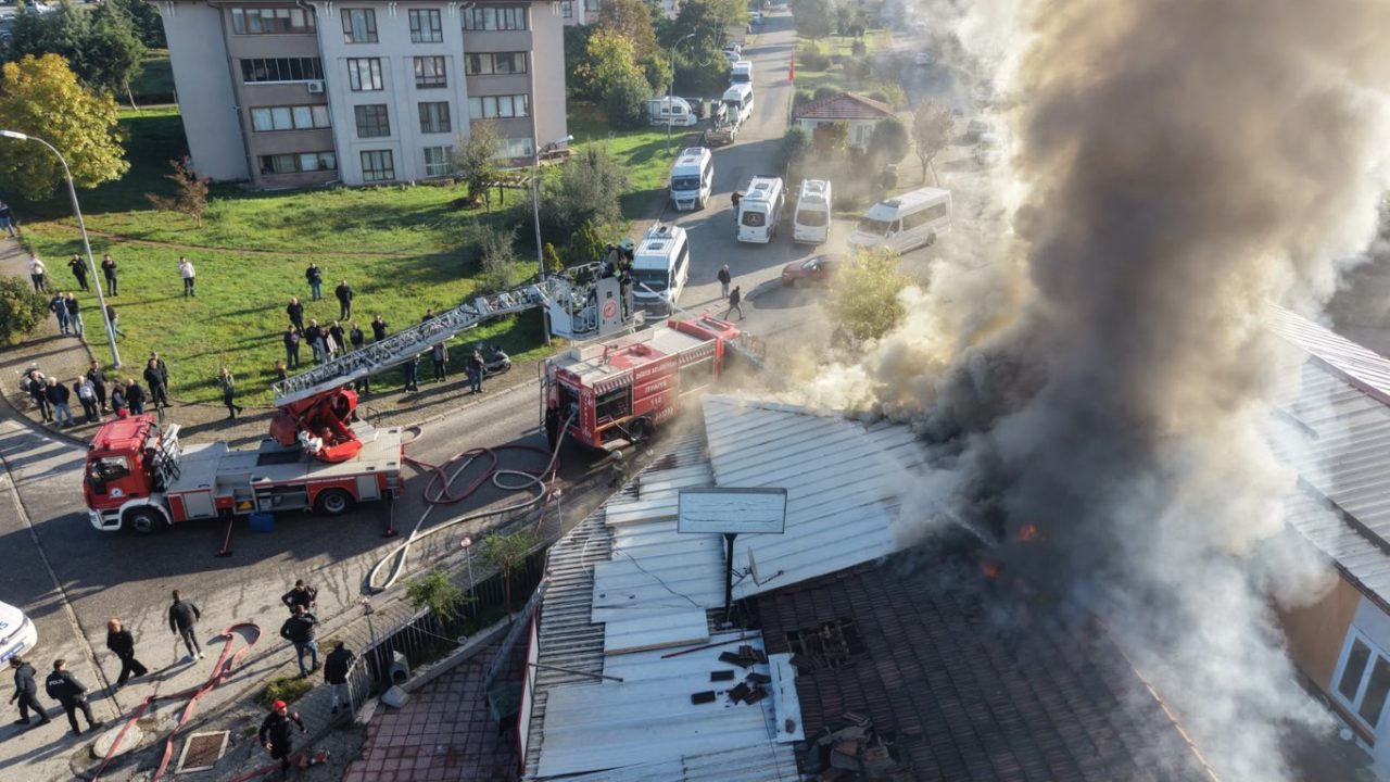Düzce’de kıraathanenin çatısında yangın: İlk ekip 3 dakikada ulaştı