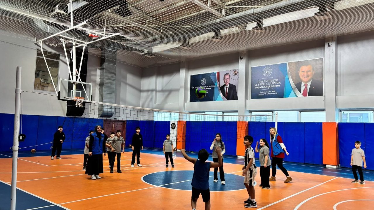 Düzce’de ortaokul öğrencileri Gençlik Merkezi’nin imkânlarıyla tanıştı