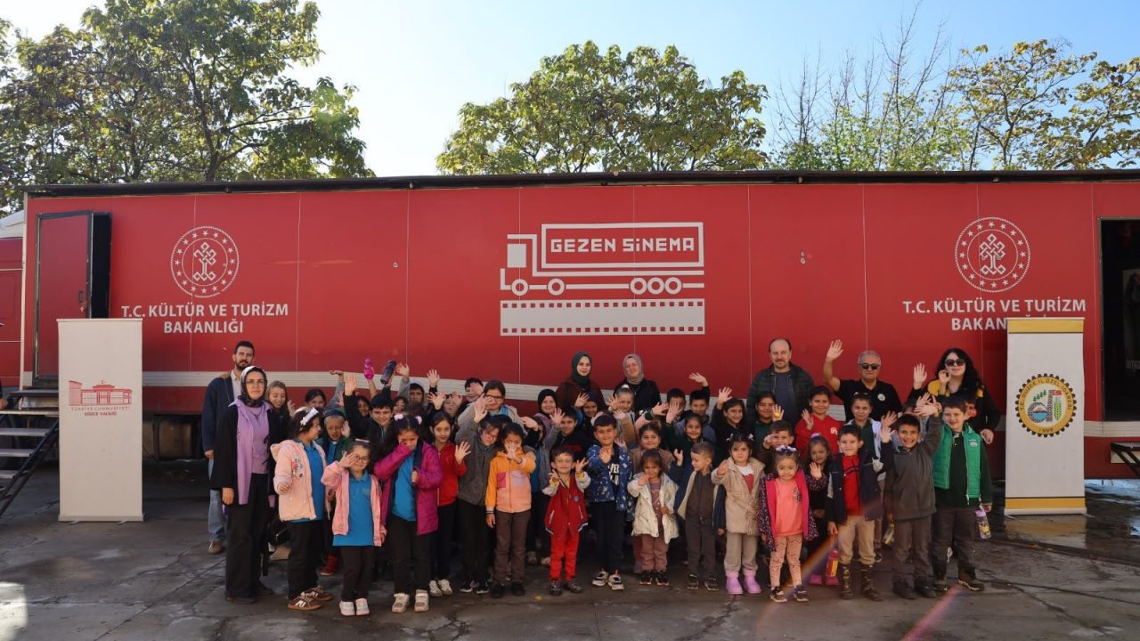 Düzce’de sinema tırı Çevrem İlkokulu’na konuk oldu