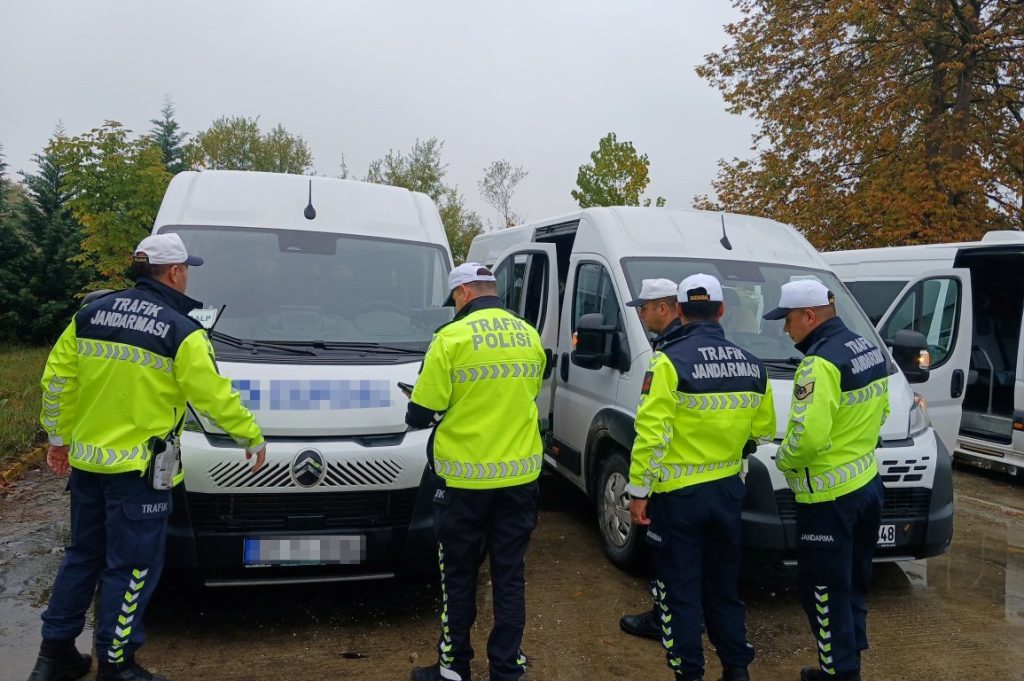 duzcede-trafik-denetimlerinin-bilancosu-931-ceza-119-arac-trafikten-men-2-053229