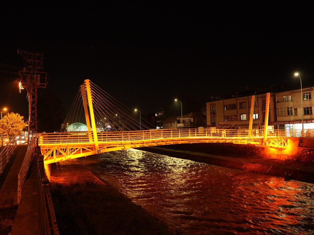duzcede-valilik-arkasindaki-yaya-koprusu-yenilendi-1-042505