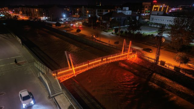 Düzce’de Valilik arkasındaki yaya köprüsü yenilendi