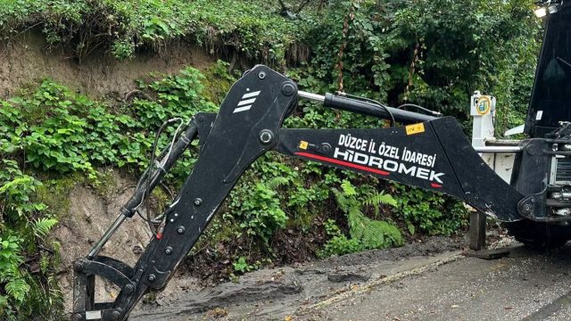 Düzce’de yağışın sürüklediği malzemeler menfez girişlerini kapattı