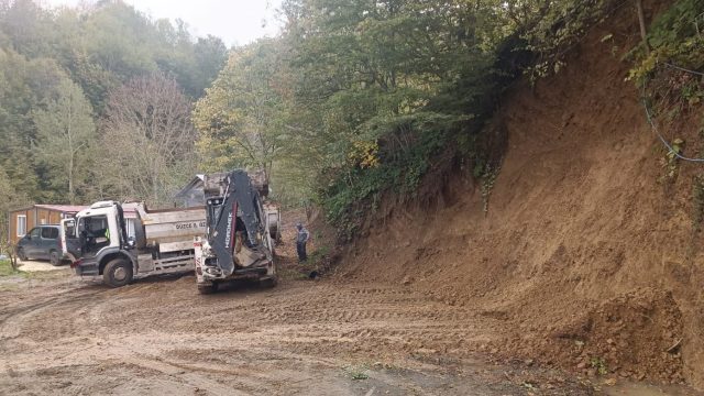 Gölyaka’da iki mahallede toprak kayması! Yol güvenliği sağlandı