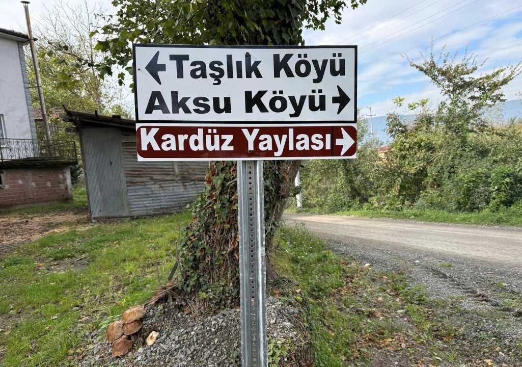 Gölyaka’nın Taşlık köyünde trafik levhaları yerleştirildi! Çalışma tamamlandı