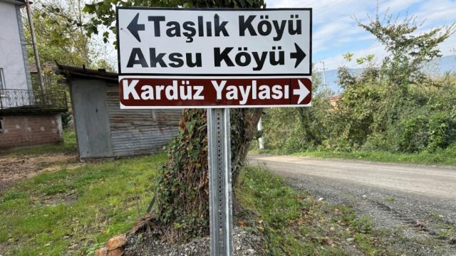 Gölyaka’nın Taşlık köyünde trafik levhaları yerleştirildi! Çalışma tamamlandı