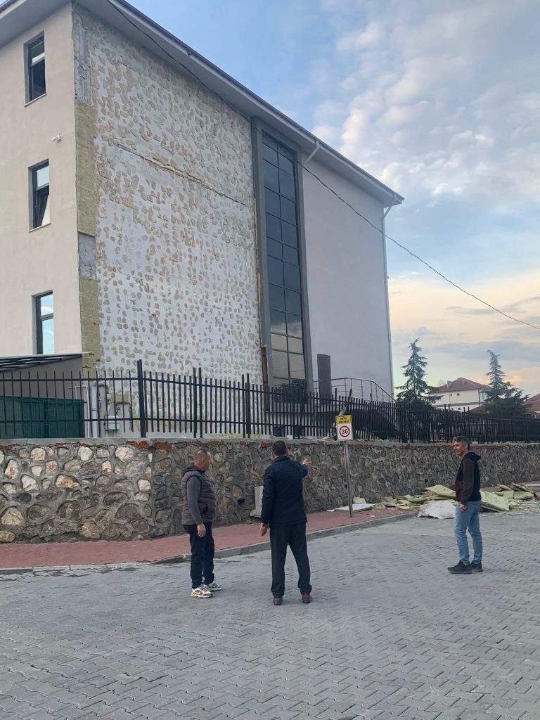 gumusovada-firtina-okulun-dis-cephesini-vurdu-egitime-engel-yok-2-020652
