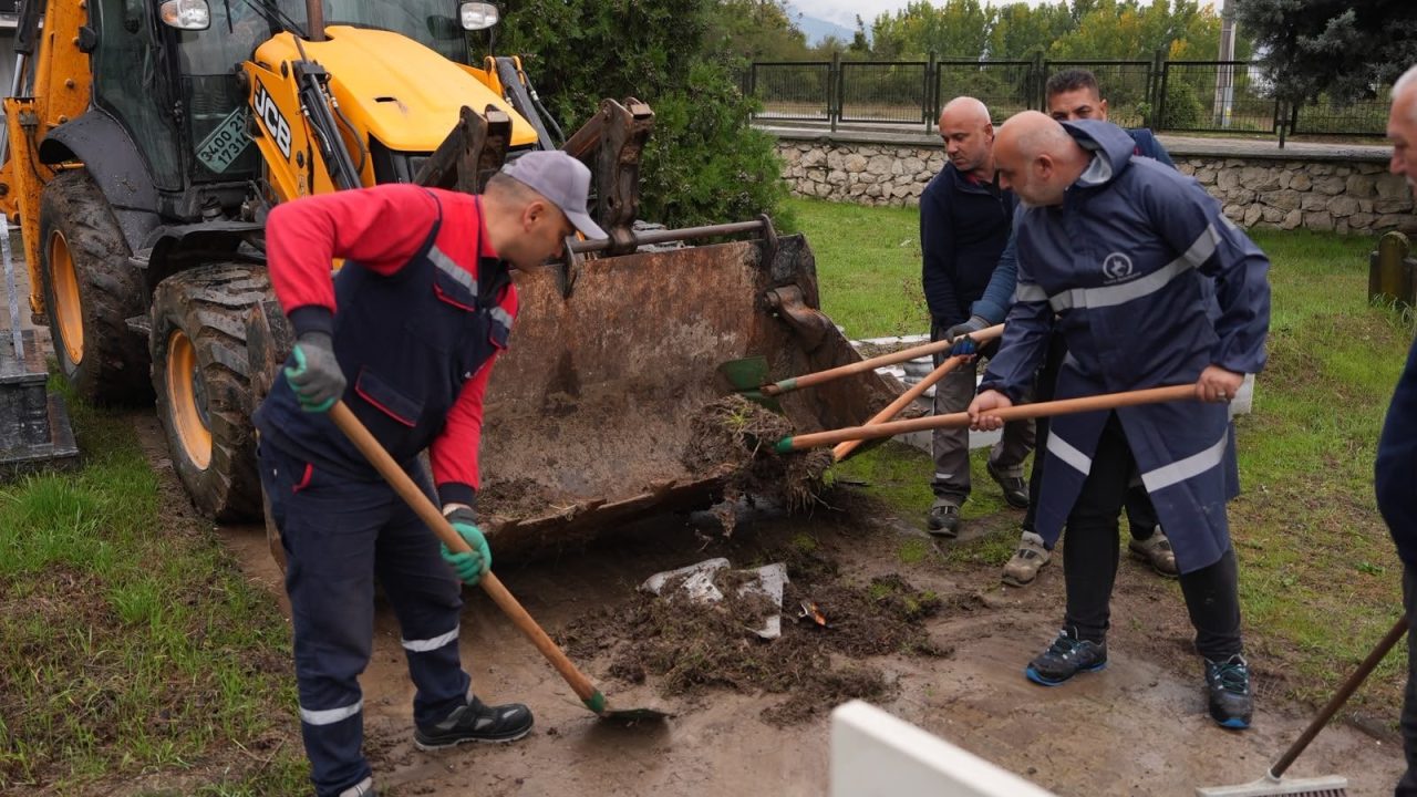 Düzce Belediyesi mezarlıklarda temizlik çalışmalarını sürdürüyor