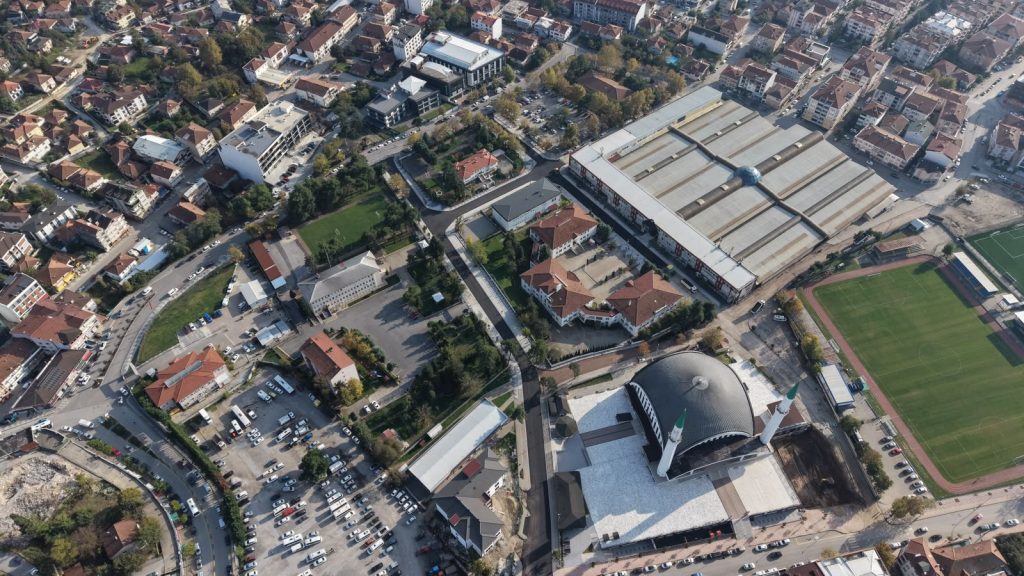 Hendek’in tam kalbindeki en önemli güzergahlar tablo gibi işleniyor