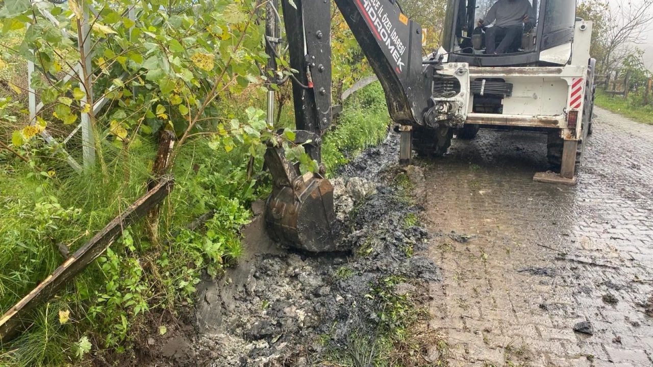 Kaynaşlı’nın Tavak Köyünde Yol Kenarındaki Su Kanalları Temizlendi