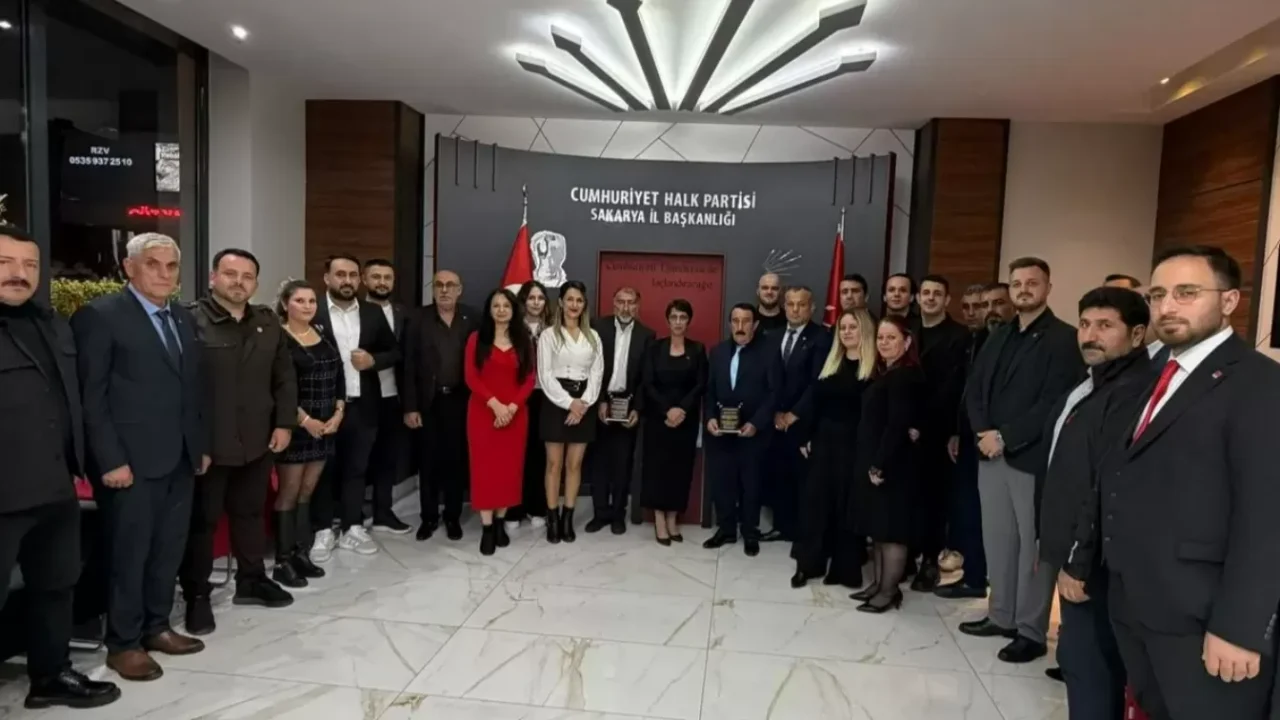 CHP Sakarya’dan 30 yıllık parti emekçilerine 103. yıl onur plaketi
