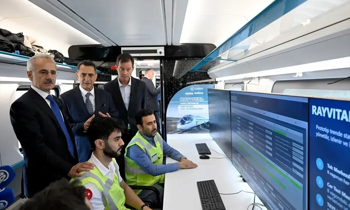 Sakarya işçisinin eseri milli hızlı tren 250 kilometre hızı gördü! Bakan Uraloğlu: Sene sonu Sakarya’daki fabrikayı açacağız