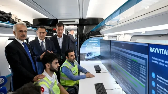Sakarya işçisinin eseri milli hızlı tren 250 kilometre hızı gördü! Bakan Uraloğlu: Sene sonu Sakarya’daki fabrikayı açacağız