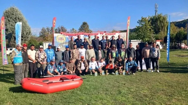 Sapanca Gölü'nde turna balığı yakalamak için yarıştılar