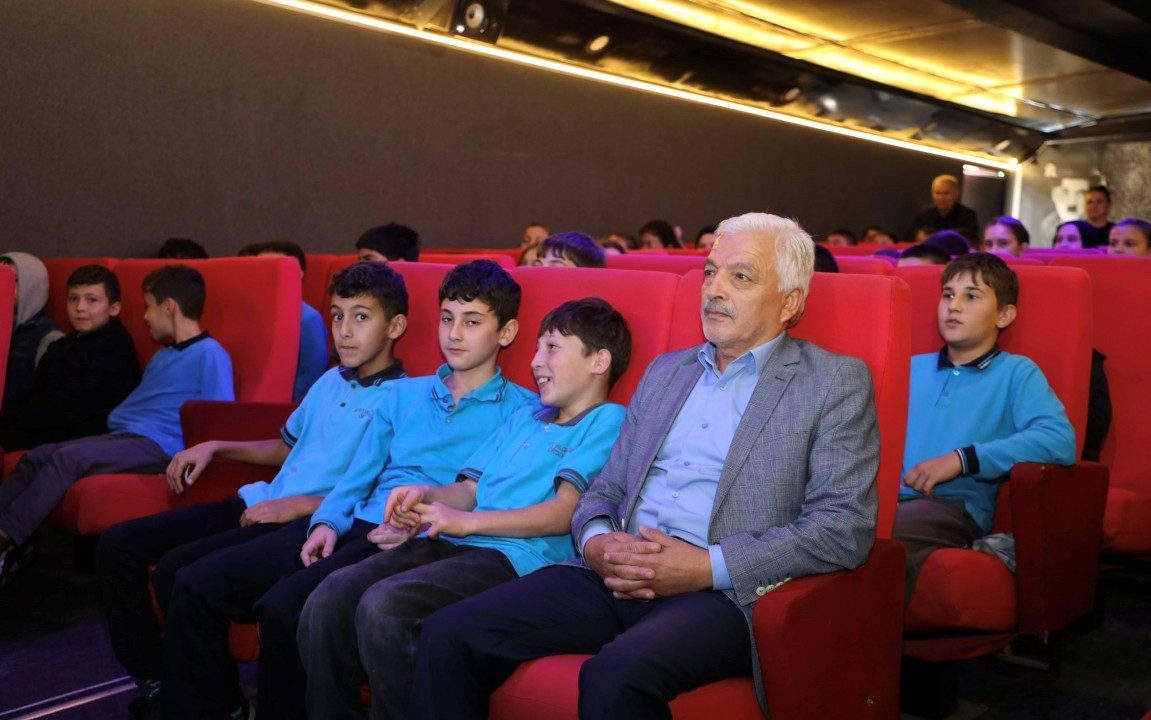 Düzce'de sinema köy okulundaki çocukların ayağına gitti