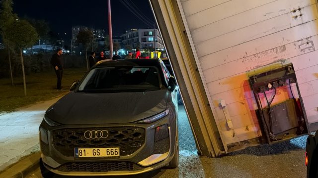 Tırın dorsesi yola devrildi: Park halindeki 3 araç son anda kurtuldu