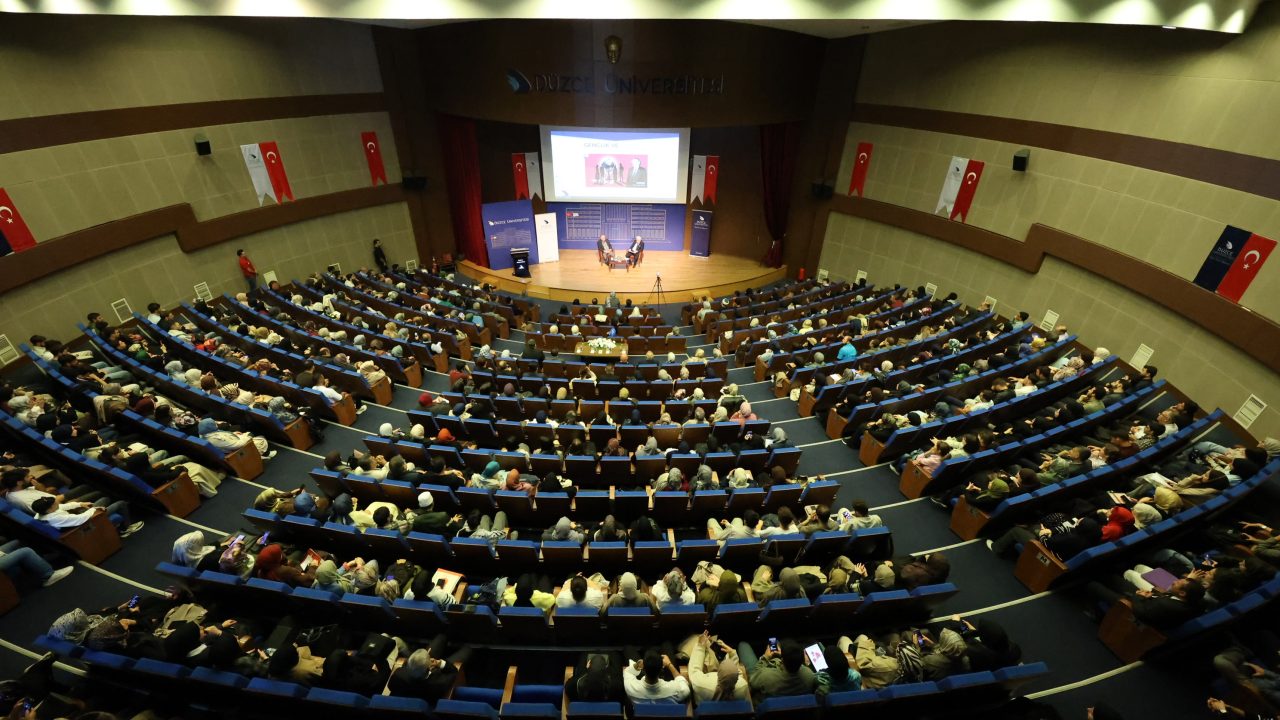 Prof. Dr. Nevzat Tarhan Düzce'de yapay zekâ ve dijitalleşmeyi anlattı