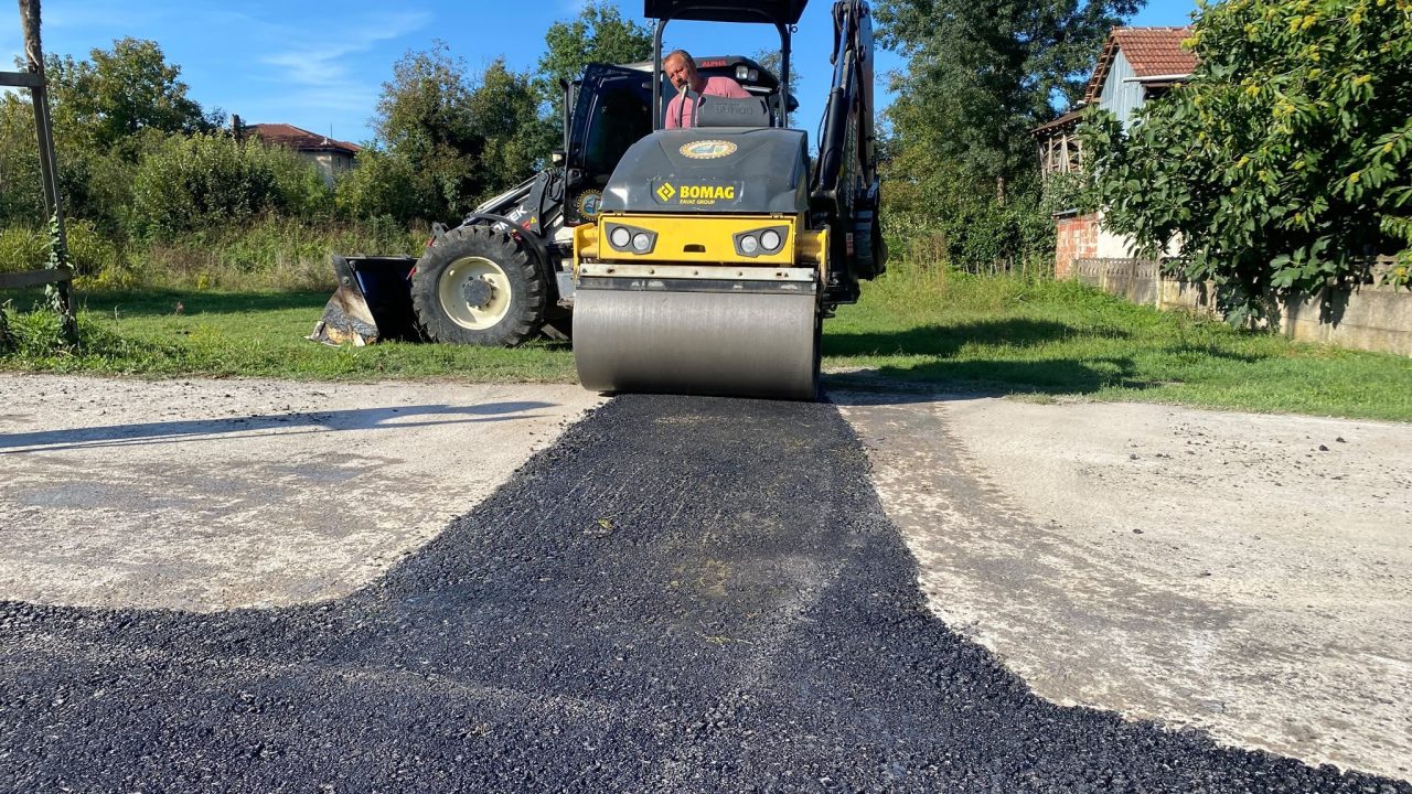 Düzce İl Özel İdaresi Çalıcuma'da bozulan yolları onarıyor