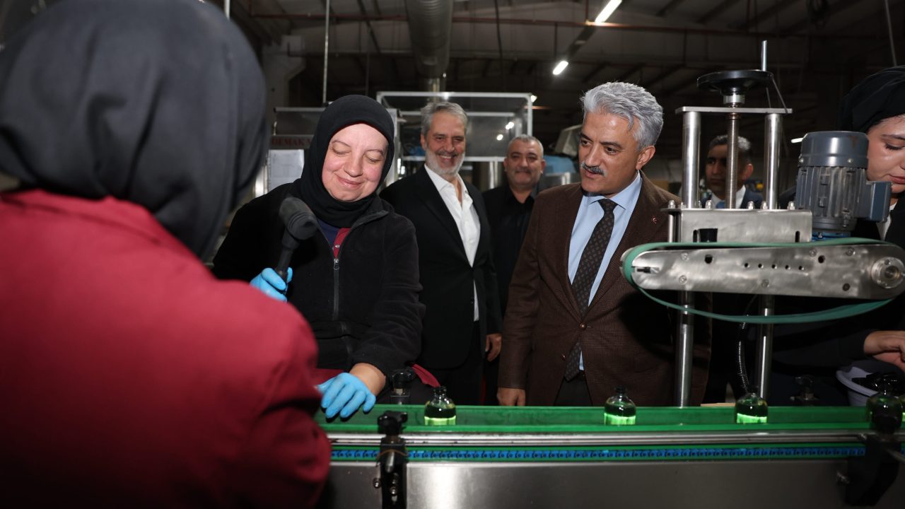 Vali Mehmet Makas Düzce'deki kozmetik fabrikasının üretim hattını inceledi