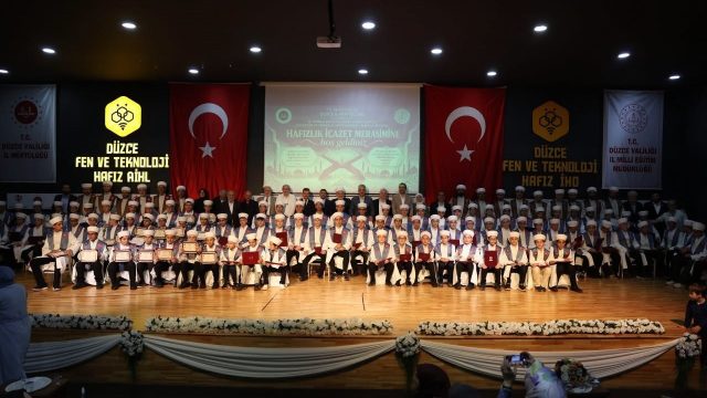 Düzce'de hafızlık eğitimini tamamlayan 108 öğrenci için tören düzenlendi
