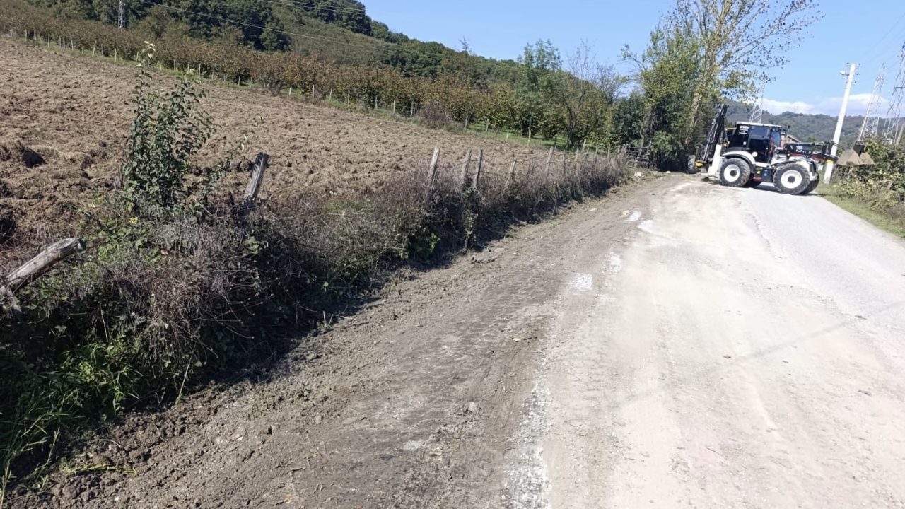Düzce'de köy yoluna yağmur suyu tahliye kanalı yapıldı