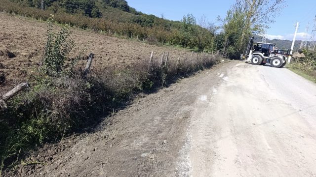 Düzce'de köy yoluna yağmur suyu tahliye kanalı yapıldı