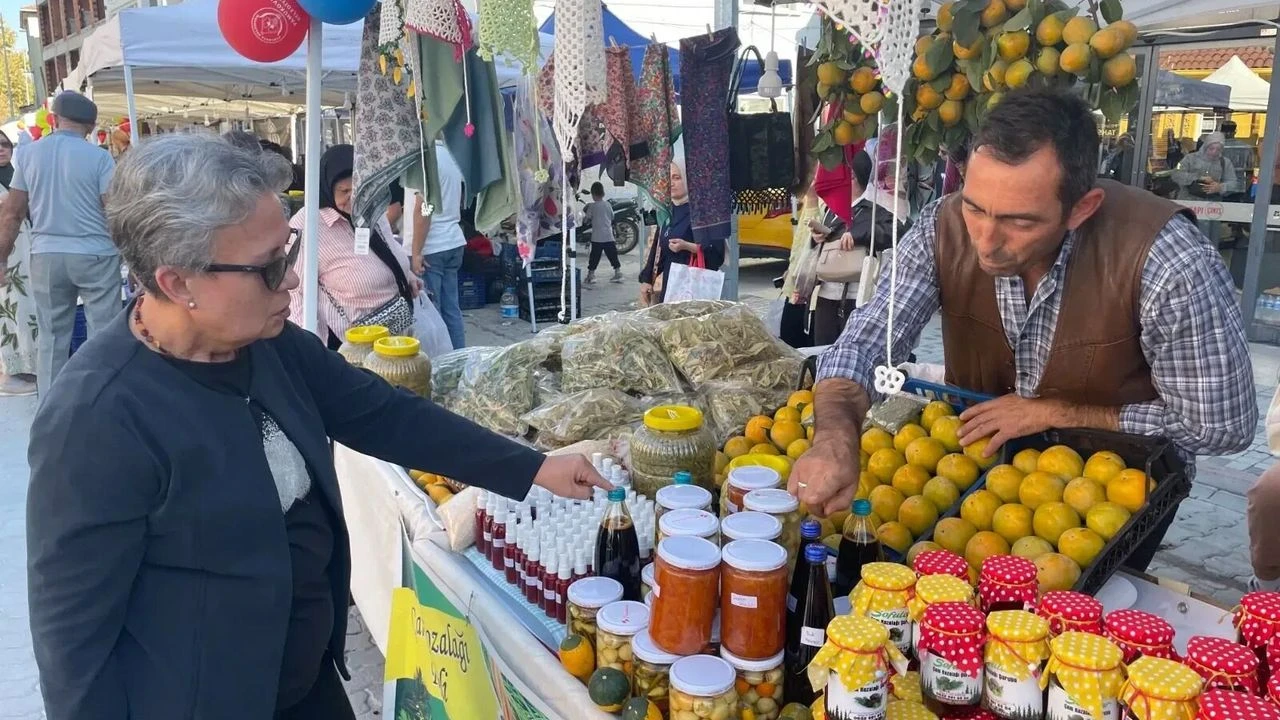 Yöresel ürünler Pamukova'daki festivalde ziyaretçilerle buluştu