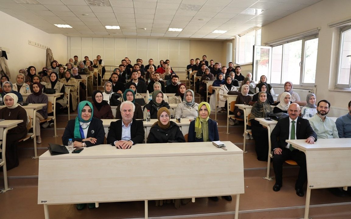 Rektör Sözbir, İlahiyat Fakültesinde öğrencilerle bilim ve felsefeyi konuştu