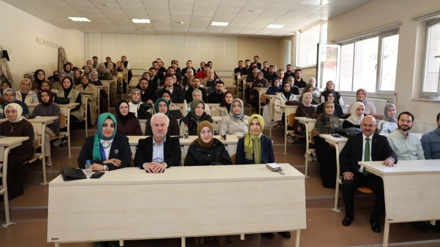 Rektör Sözbir, İlahiyat Fakültesinde öğrencilerle bilim ve felsefeyi konuştu