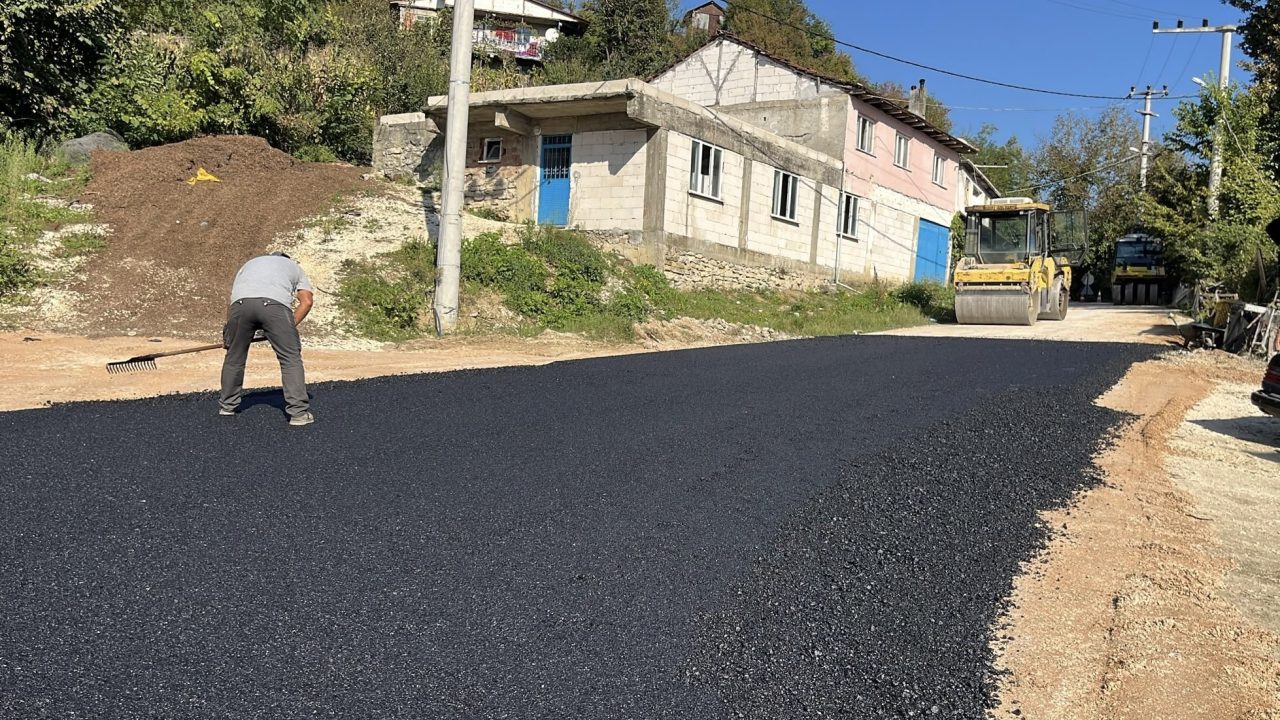 Düzce İl Özel İdaresi Yığılca'da sıcak asfalt serimine başladı