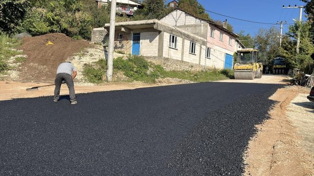 Düzce İl Özel İdaresi Yığılca'da sıcak asfalt serimine başladı